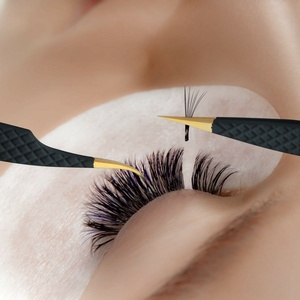 Pinces à cils antidérapantes noires avec motif à points dorés, en acier inoxydable, à pointe en fibre, pour extensions de cils et volume, vente en gros - Product Image 3