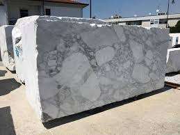 Bloc de marbre Carrara indien naturel de haute qualité, blanc doux avec veines grises, offrant un look moderne et élégant pour le salon - Product Image 2