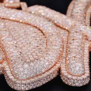 Colgante de mano de moissanita en tono oro rosa con letra personalizada, corte brillante redondo, joyería hip hop para fiesta - Product Image 2