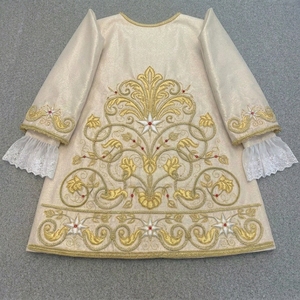 Elegante túnica de iglesia color marfil con bordados dorados y puños de encaje. - Product Image 1