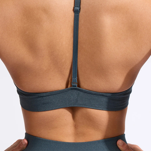 Soutien-gorge de sport pour femme de qualité supérieure - Logo frontal, maintien moyen, décolleté en V profond, Spandex/Polyester, pour yoga et gym, tailles/couleurs personnalisables - Product Image 6