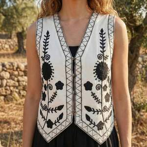 Chaleco Corto sin Mangas de Algodón Bordado a Mano para Mujer, Chaqueta Boho con Estampado Floral, Cuello en V, Botones al Frente, Estilo Étnico, Otoño/Invierno - Product Image 1