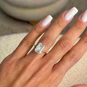 Anillo de Compromiso y Boda con Diamante de Laboratorio de 3 Ct, Corte Esmeralda VVS2, Oro Amarillo de 14K, Chapado en Rodio, Certificado IGI, Elegante Anillo de Novia - Product Image 1