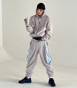 Ensemble de survêtement décontracté uni avec coupe-vent léger 100 % coton biologique, entièrement zippé, personnalisable avec logo et patchwork - Product Image 4