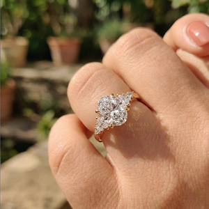 Bague de fiançailles solitaire pour femme avec diamant de laboratoire certifié IGI, pierres latérales en diamant de laboratoire ovale VVS, bijoux personnalisés - Product Image 4