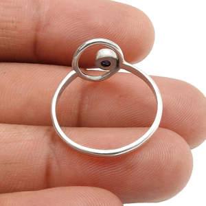 Bague artisanale en argent sterling 925 avec onyx noir taille ronde sertie clos, petite et mignonne, idéale pour un usage quotidien ou comme bague de mariage. - Product Image 3