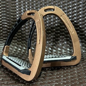 Étriers de sécurité pour chevaux en aluminium léger de qualité supérieure, à dégagement rapide, pour l'équitation anglaise et occidentale, logo personnalisé, taille personnalisée, OEM ODM - Product Image 2