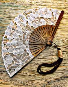 Abanico Plegable de Madera Artesanal Khadim, Diseño Floral Tallado y Pintado, Arte Moderno Coleccionable, Regalo de Boda, Decoración KH-7938 - Product Image 3