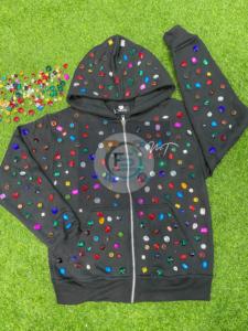 Sweat à capuche zippé de luxe avec strass, logo personnalisé, coupe oversize, en molleton épais, style streetwear unisexe avec cristaux brillants - Product Image 6