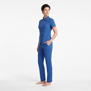 Ensemble de deux pièces d'uniforme médical pour femmes, col montant, manches courtes, haut médical à boutons latéraux avec pantalon de travail - Product Image 3
