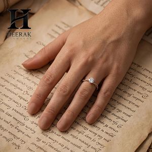 Anillo de Compromiso Moderno con Diamante Cultivado en Laboratorio, Diseño Trenzado Cruzado con Pavé, Anillo Solitario para Mujer - Product Image 2