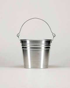 Maceta de jardín galvanizada con elemento de retrete desgastado ideal para decoraciones florales vintage en patio o porche - Product Image 2