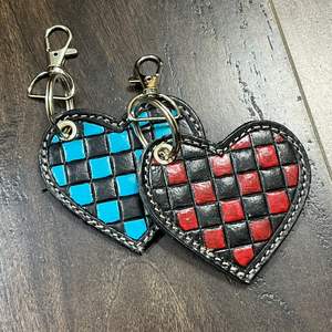 Llavero de Cuero a Cuadros con Forma de Corazón, Estilo Personalizado, Nuevo, al por Mayor, Recuerdo de Boutique, Accesorio de Moda para Bolso, Anillo para Llaves, para Regalo - Product Image 4