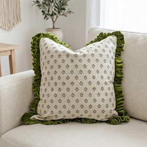 Housse de coussin décorative artisanale à imprimé floral, bord festonné, décoration champêtre française - Product Image 2