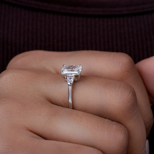 Bague de fiançailles pour femme en diamant de laboratoire taille radiant, design trois pierres avec diamants baguette latéraux, bijoux de mariée élégants - Product Image 4