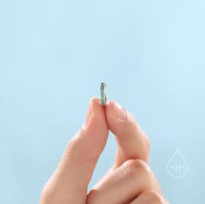 Manchette d'oreille minimaliste en argent sterling plaqué or avec zirconium vert émeraude, sans perçage, pour femme - Product Image 4