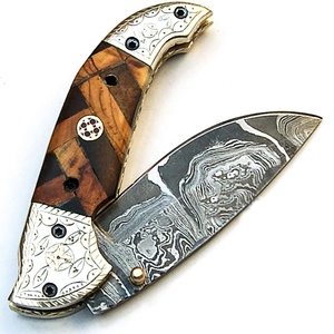มีดพับดามัสกัสตีขึ้นรูปด้วยมือ พร้อมปลอกหนัง ด้ามไม้สลักลาย สำหรับพกพา ใช้ในชีวิตประจำวัน ล่าสัตว์ ตั้งแคมป์ รับผลิตแบบ OEM ODM DIY - Product Image 2