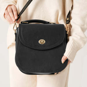 Sac à bandoulière élégant pour femme en cuir véritable noir avec fermeture à cadenas et sangle réglable, design moderne à porter en bandoulière - Product Image 6