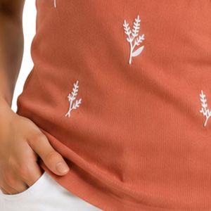 Top de Tirantes Acanalado para Mujer en Terracota y Blanco, Sin Mangas, Bordado, Casual, de Verano, Ajustado, de Algodón Elástico, Personalizado OEM - Product Image 6