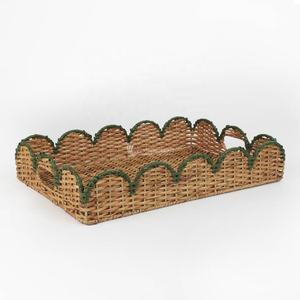 Plateau en rotin festonné peint à la main, plateau panier festonné naturel avec bordure verte, fabriqué au Vietnam par Viettimecraft - Product Image 1