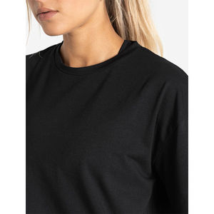 Camiseta informal extragrande negra para mujer con logotipo personalizado, manga corta, cuello redondo y 100% algodón orgánico, elegante camiseta para gimnasio y entrenamiento. - Product Image 3
