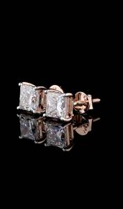 Par de pendientes clásicos de boda para hombre con diamantes cultivados en laboratorio de corte princesa de 0.50 CTW |   Oro de 9 quilates |   Rosa Blanca/Oro Amarillo |   Rudakiya | - Product Image 6