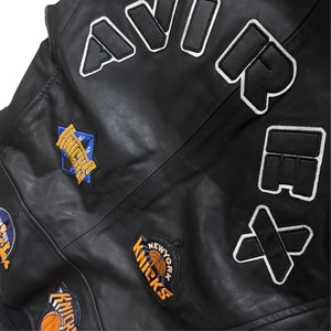 แจ็คเก็ตหนังวัวแท้สีดำพรีเมียมสำหรับผู้ชาย Kith x Avirex New York Knicks รุ่น Varsity Bomber สีดำ |   เสื้อผ้าบาสเก็ตบอลสตรีทแวร์แบบยูนิเซ็กส์ - Product Image 5