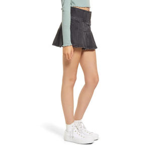 Jupe mini en jean noir anthracite à ourlet effiloché, taille mi-haute, coupe droite, en coton délavé, légère et durable pour l'été - Product Image 3