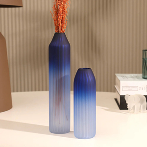 Vase moderne en verre ambré givré, élément décoratif élégant pour la décoration de la maison et du bureau - Product Image 2