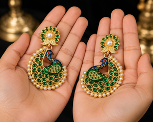 Pendientes de Ónix Verde Claro con Forma de Pavo Real y Borde de Perlas, Directo de Fábrica |   Joyería india de latón chapada en oro - Product Image 3