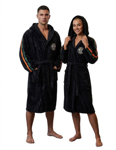 Albornoz deportivo Promocional Master de felpa corta 100% algodón unisex con logo, ideal para clubes de fitness, gimnasios y equipos de boxeo. - Product Image 1