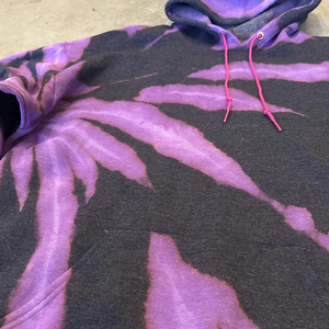 Conjunto Deportivo Personalizado Unisex Morado Tie Dye, Sudadera con Capucha y Pantalones Jogger 100% Algodón, Estilo Vintage Lavado Ácido - Product Image 2