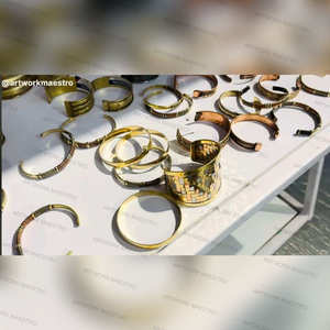กำไลข้อมือทองแดงแท้แบบแม่เหล็กสำหรับบำบัดรักษา  ลายอักษรโอมของศาสนาฮินดู  ออกแบบได้ตามต้องการ  สำหรับโยคะและการทำสมาธิเพื่อบรรเทาอาการ - Product Image 6