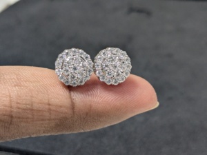 Pendientes de tuerca con halo de moissanita de corte redondo de 1 quilate para mujer, con diseño de racimo de diamantes, cierre a presión, oro blanco de 14K, regalo de boda - Product Image 2