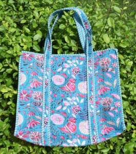 Sac fourre-tout en coton matelassé fait main, motif ethnique imprimé à la main aux couleurs vives - Product Image 4