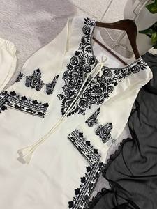 Traje de seda romana bordado de diseñador con pantalón y dupatta – Colección de ropa festiva - Product Image 3