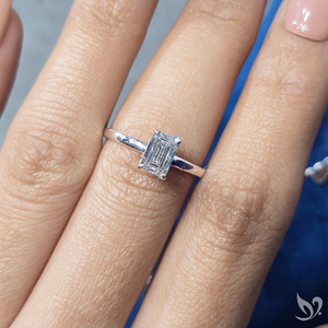 แหวนหมั้นเพชรทรงเหลี่ยมมรกต 1 กะรัต เพาะเลี้ยงในห้องปฏิบัติการ ได้รับการรับรองจาก IGI ตัวเรือนทองคำแท้ 10k ประดับเพชรเม็ดเดี่ยว - Product Image 5