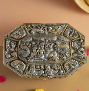 Recipiente para especias plateado con forma de cúpula, con elaborados motivos florales en relieve y base resistente. Disponible a precios de mayorista. - Product Image 6