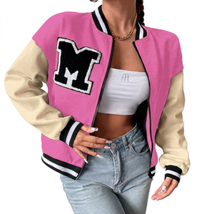 แจ็คเก็ตหนังสีชมพูแบบ Varsity สีดำ ไซส์ M ปักลาย แขนสีเบจ ปิดกระดุมแบบปกปิด สวมใส่สบาย ความยาวปกติ สำหรับทุกเพศ ตกแต่งด้วยผ้าปะติด - Product Image 1