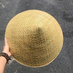 Sombreros de hojas personalizados a la venta, hechos a mano con hierba de sedge, sombrero cónico decorativo non la de Vietnam - Product Image 6