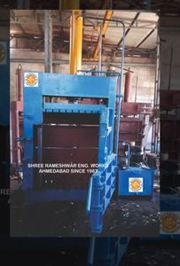 Presse à balles hydraulique verticale pour le recyclage des vêtements, des déchets métalliques et des cartons - Product Image 2