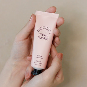 เดลี่ คอมมา เบลล์ เดอ พาร์ฟูม ฟลอรัล แอนด์ เฟรช มอยส์เจอร์ไรซิ่ง แฮนด์ครีม 50 มล. บำรุงผิวธรรมดา - Product Image 5