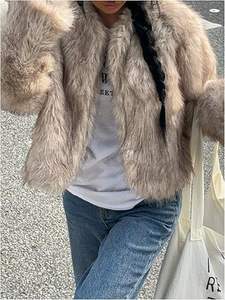 เสื้อโค้ทขนสัตว์แท้สำหรับผู้หญิง แบรนด์ Crop Luxury รุ่นครอป ขนสุนัขจิ้งจอกแท้ธรรมชาติ พร้อมขนสุนัขจิ้งจอก - Product Image 3