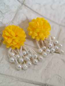 Pendientes de Perlas Florales Amarillos con Latkan |   Joyería para Bodas Indias/Pakistaníes, Haldi y Mehendi |   Recuerdo de Boda |   Joyería de Bollywood - Product Image 4