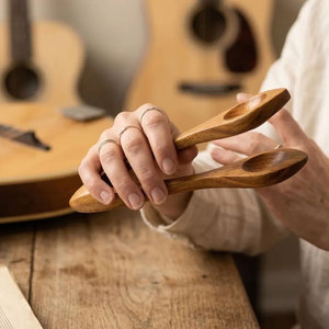 Cuillères musicales en bois faites à la main de qualité supérieure, instrument de percussion folklorique traditionnel pour l'apprentissage et la performance musicale - Product Image 2