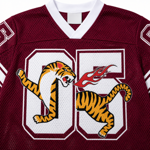 Maillot de football en mesh col en V bordeaux avec imprimé tigre et numéro 05, design sublimé pour homme adulte, vêtement de sport respirant - Product Image 5