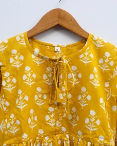 Vestido Mini Casual de Verano con Estampado Floral Amarillo Bohemio, Mangas Abullonadas de Algodón, Corte Holgado y Detalle de Lazo en el Cuello - Product Image 4