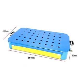 Plateau à instruments chirurgicaux bleu avec couvercle perforé et support interne pour la stérilisation et le stockage en salle d'opération - Product Image 2