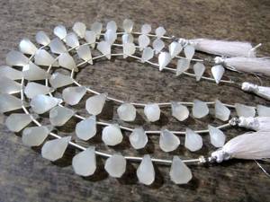 Cuentas de piedra lunar blanca natural facetadas en forma de lágrima, vendidas por hebra de 8 pulgadas. - Product Image 3