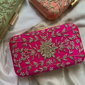 Pochette brodée à la main de style classique personnalisable pour femmes, élégante pour les mariages, les fêtes et les festivals - Product Image 1